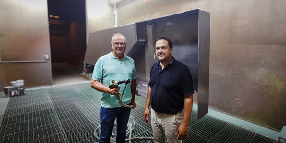 Lackeinsparung bei Tür- und Torsystemen dank Elektrostatik-Pistolen